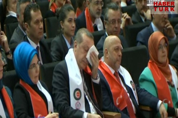 Ərdoğan qadınların qarşısında ağladı - VİDEO